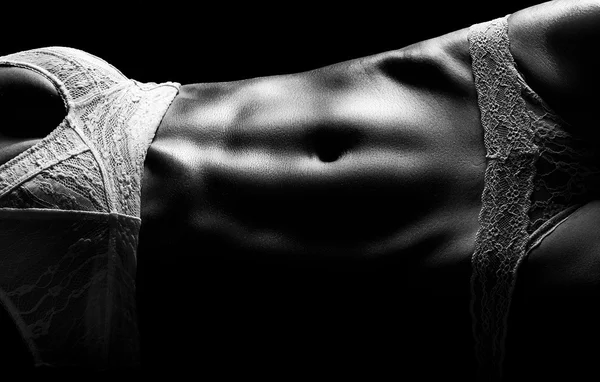 Kobiece wspaniały płaski brzuch i mięśnie brzucha czarno-białe — Zdjęcie stockowe