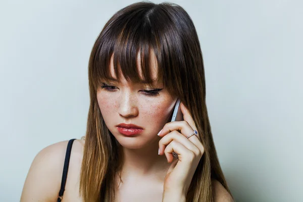 Mooi meisje portret praten aan de telefoon en luisteren — Stockfoto
