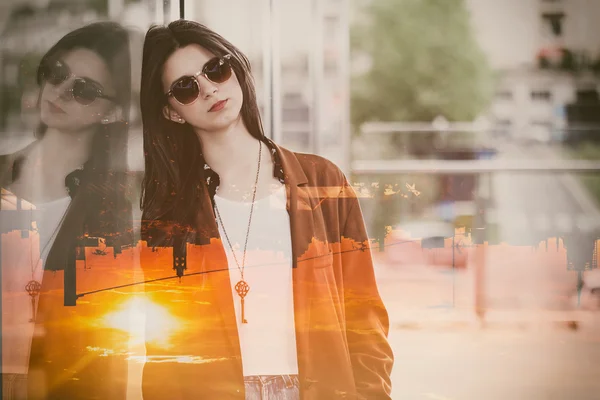 Doppia esposizione di ragazza ritratto e capovolto paesaggio urbano silho — Foto Stock