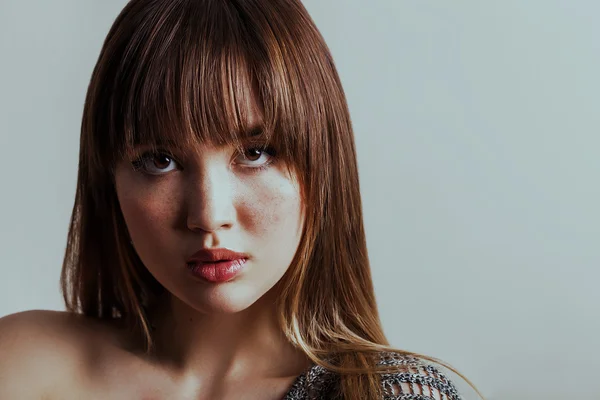 Gorgeous girl with freckles closeup portrait looking at camera — Stock Photo, Image