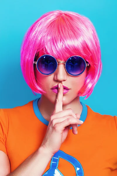 Pembe peruk giyen ve sessizlik jest yapmak kadın pop portre — Stok fotoğraf