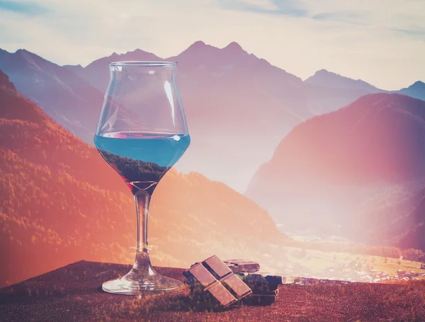 Doble exposición de copa de vino con chocolate y montaña de otoño — Foto de Stock