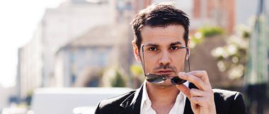 Şehir mektup içinde güneş gözlüğü kapalı alarak yakışıklı adam portresi