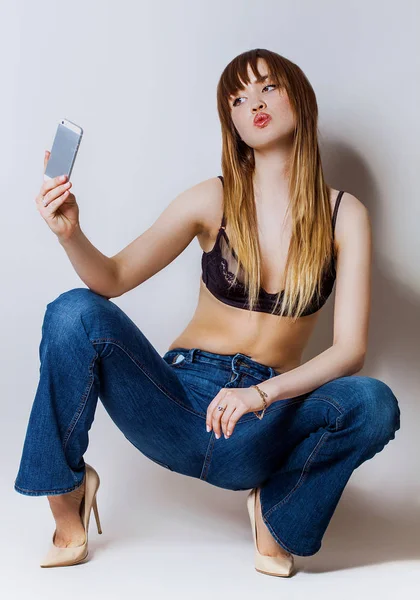 Belle fille portrait tenant smartphone et faire selfie — Photo