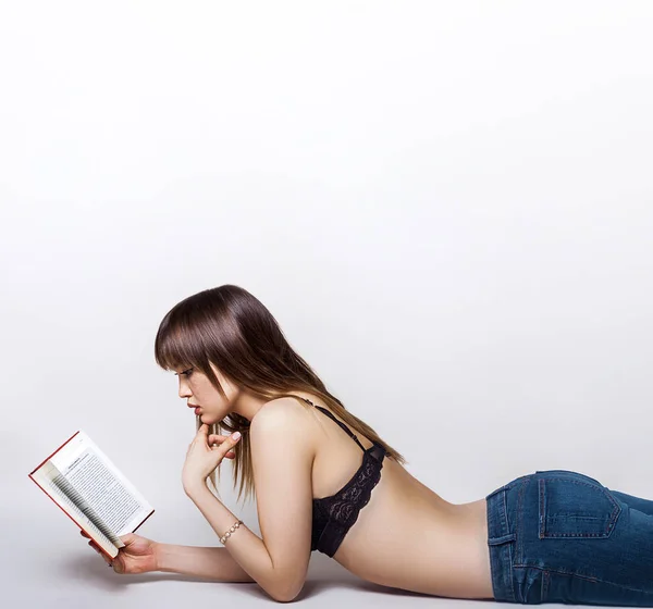 Bella ragazza ritratto mentire e leggere un libro — Foto Stock