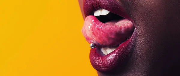 Africano ragazza lingua bloccato fuori mostrando piercing letterbox — Foto Stock