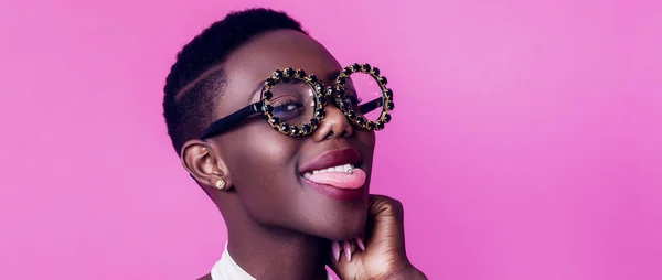 Fille africaine avec la langue coincé dehors portant des lunettes étranges boîte aux lettres — Photo