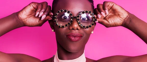 Africana chica haciendo divertido cara mientras usa gafas extrañas buzón — Foto de Stock