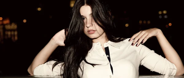 Hermosa chica retrato de noche con blusa blanca buzón — Foto de Stock