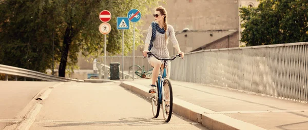 Krásná žena portrét cyklistiky ve městě v létě letterbox — Stock fotografie