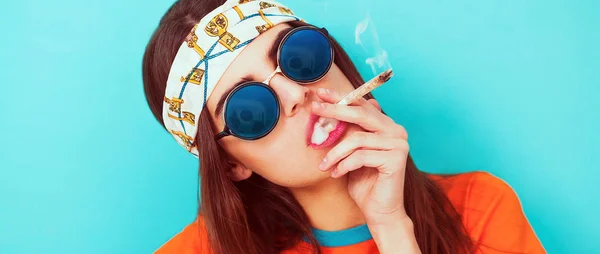 Hippie meisje portret rokende onkruid en dragen zonnebril brievenbus — Stockfoto