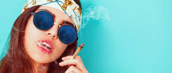 Hippie girl portrait smoking and wearing sunglasses letterbox — Stock Photo, Image