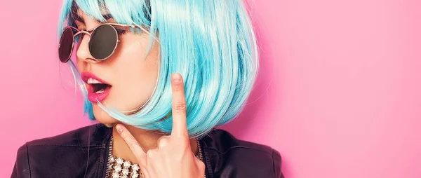 Pop chica retrato usando azul peluca y hacer cuernos buzón —  Fotos de Stock