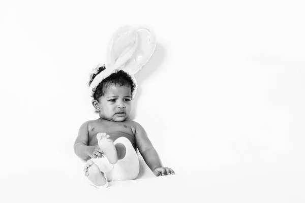 Niña retrato sentado y usando orejas de conejo monocromo —  Fotos de Stock