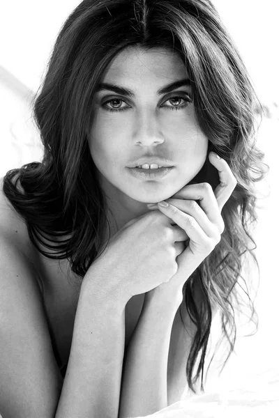 Mulher bonita e sexy retrato na cama preto e branco — Fotografia de Stock