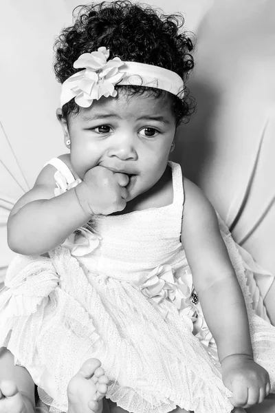 Retrato de princesa bebé con vestido floral blanco y negro —  Fotos de Stock