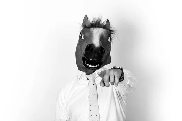 Бизнесмен портрет с лошадиной головой хочет вас черно-белый — стоковое фото