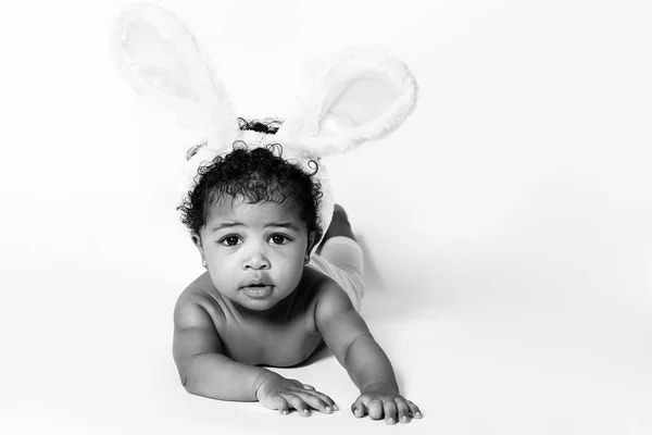 Linda niña retrato usando orejas de conejo blanco y negro —  Fotos de Stock