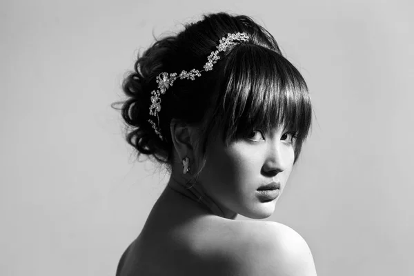 Retrato de noiva lindo com cabelo bonito preto e branco — Fotografia de Stock