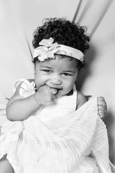 Precioso bebé princesa retrato sonriendo y vistiendo vestido floral monocromo —  Fotos de Stock