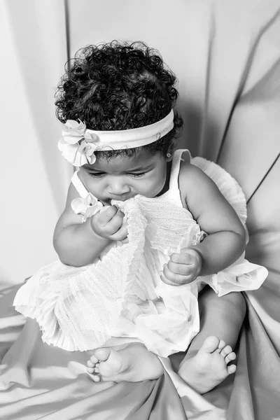 단색 흰색 꽃 드레스를 입고 사랑 스러운 아기 공주 초상화 — 스톡 사진