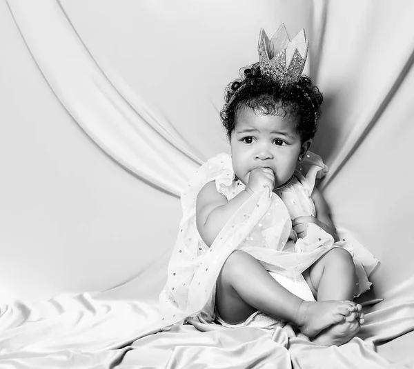 Szép baba hercegnő portré rajta kis korona fekete-fehér — Stock Fotó