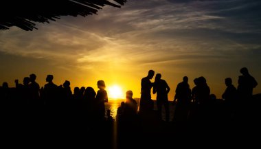 Sardunya batımını insanlar siluet