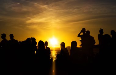 İnsanlar siluet batımını