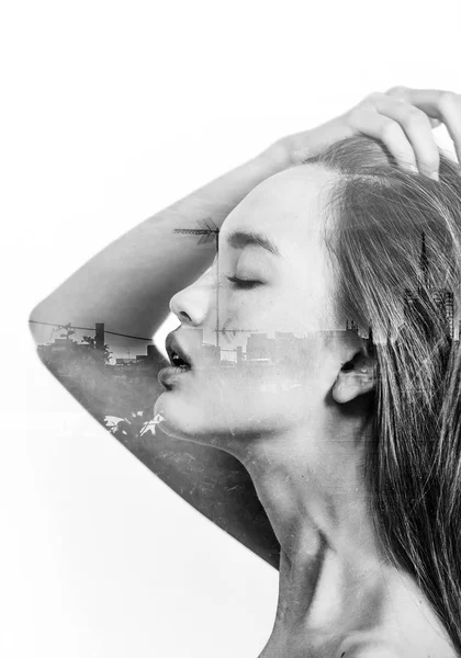 아름 다운 여자 프로필 및 일몰 풍경의 흑백 이중 노출 — 스톡 사진