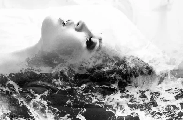 여자 프로필 초상화와 바다 거품의 흑백 이중 노출 — 스톡 사진