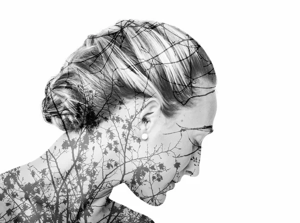 美しいヘアスタイルと枝を持つ少女のモノクロの二重露光 — ストック写真