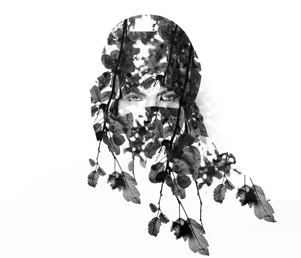 Expunerea dublă monocromă a femeii purtând burqa și frunze — Fotografie, imagine de stoc