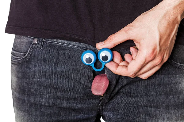Zunge kommt mit lustigen Augen aus dem Jeans-Reißverschluss — Stockfoto