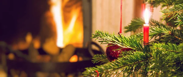 Kaars op kerstboom in de buurt van de brievenbus open haard — Stockfoto