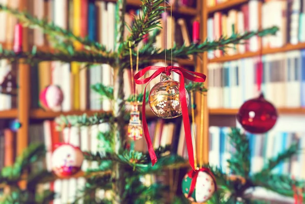 カラフルなクリスマス ツリーの装飾 — ストック写真