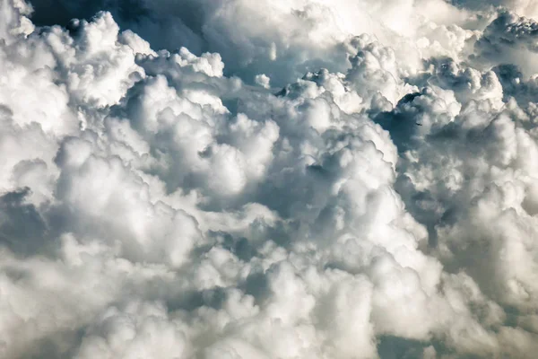Bela paisagem nebulosa vista da janela do avião — Fotografia de Stock
