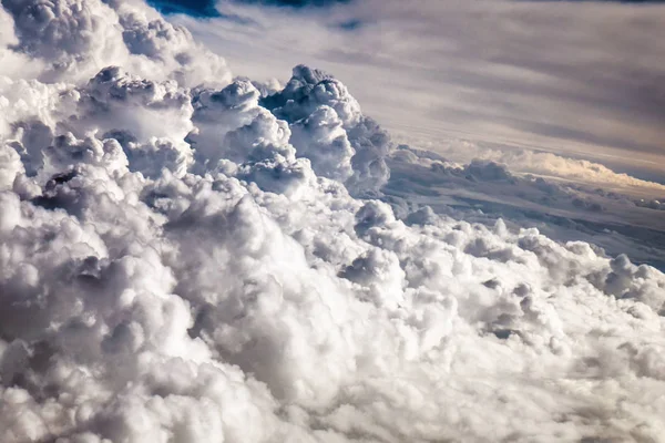 Schöne Wolkenlandschaft vom Flugzeug aus gesehen — Stockfoto