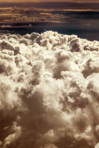 Όμορφη cloudscape δει από το παράθυρο αεροπλάνο — Φωτογραφία Αρχείου