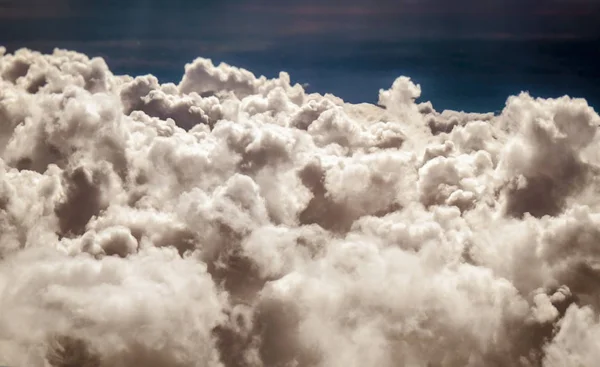Wolkenlandschaft vom Flugzeug aus gesehen — Stockfoto