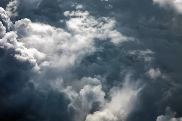 Stürmische Wolkenlandschaft vom Flugzeug aus gesehen — Stockfoto