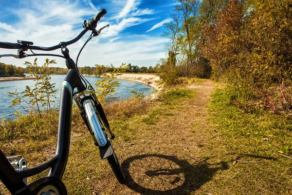 Viaje en bicicleta en el Parque del Tesino, Italia — Foto de Stock