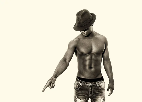 Retrato de homem africano de peito nu apontando algo — Fotografia de Stock
