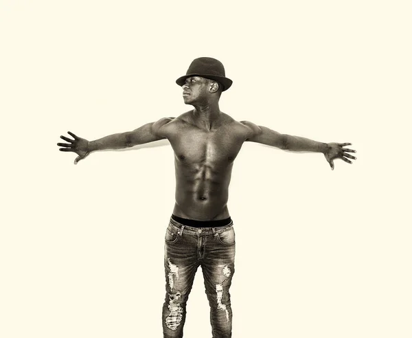 Çıplak göğüslü Afrika adam portre bir kenara seyir Kollarını açarak — Stok fotoğraf