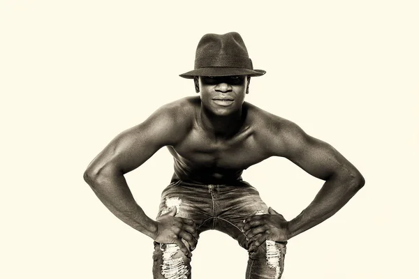 Голые груди красивый африканский портрет мужчины позируя и глядя — стоковое фото