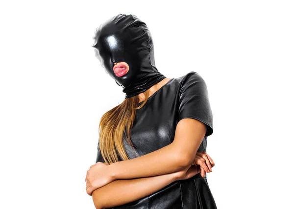 Frauenporträt mit Sadomasochismus-Maske aus Leder und Lippen lecken — Stockfoto