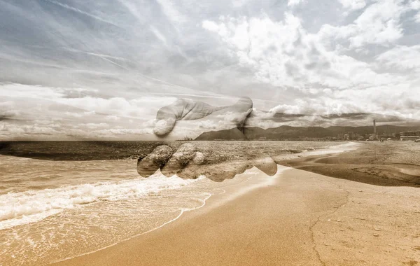 Doble exposición de las manos de pareja sosteniendo y paisaje marino —  Fotos de Stock