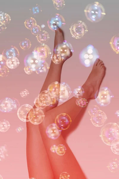 Dupla exposição de pernas de menina e bolhas de sabão — Fotografia de Stock