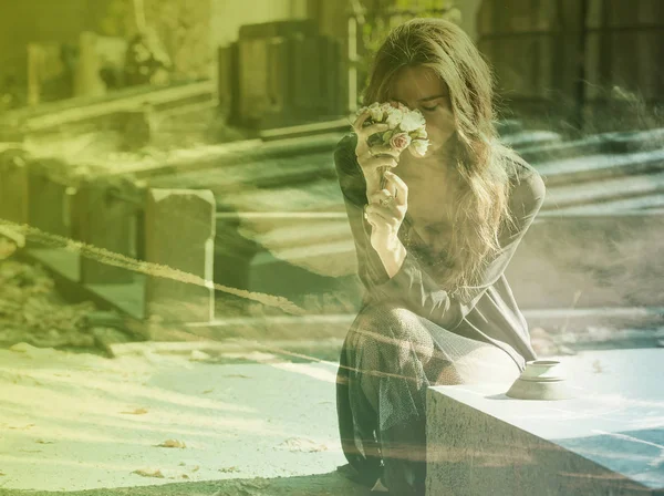 Подвійна експозиція сумної жінки на цвинтарі та хмарах — стокове фото