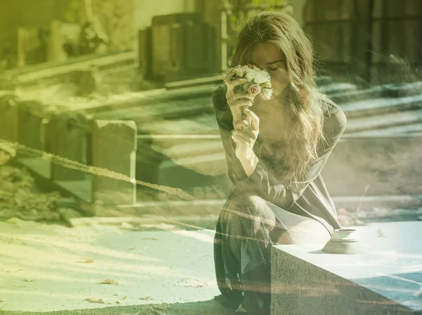 Doble exposición de la mujer triste en el cementerio y las nubes — Foto de Stock