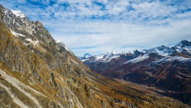 Sonbahar ve cennet karlı Dağları'nın muhteşem görünümü